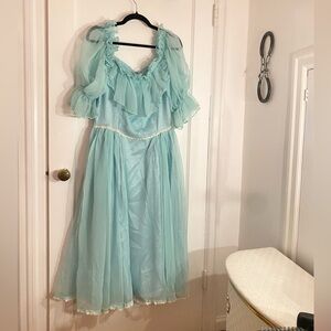 Beautiful vintage sea foam prairie milkmaid dress